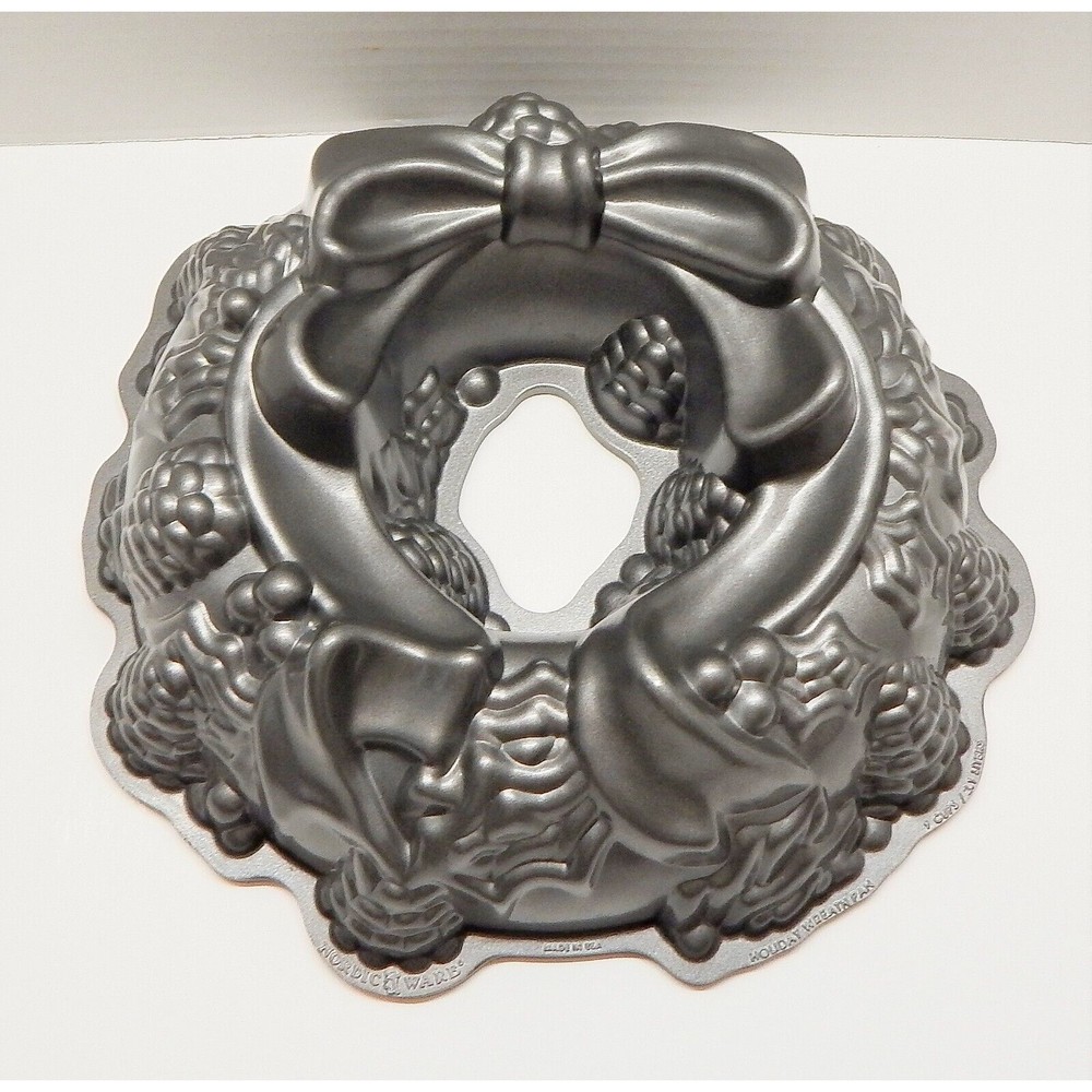 Nordic Ware Holiday Wreath Ribbon Bundt Cake Pan Heavy Cast Aluminum